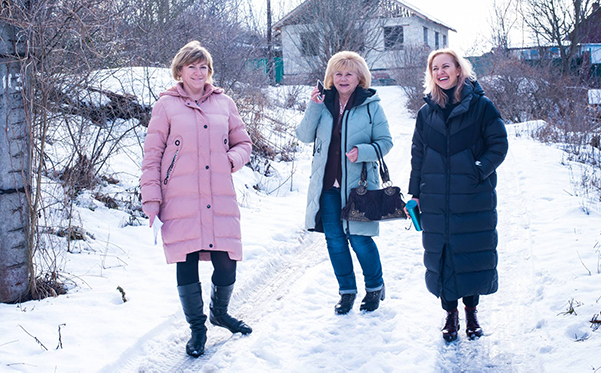 3 women smiling in the snow